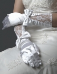 Белые атласные перчатки