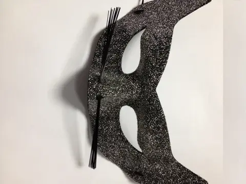Серебряная маска кошки